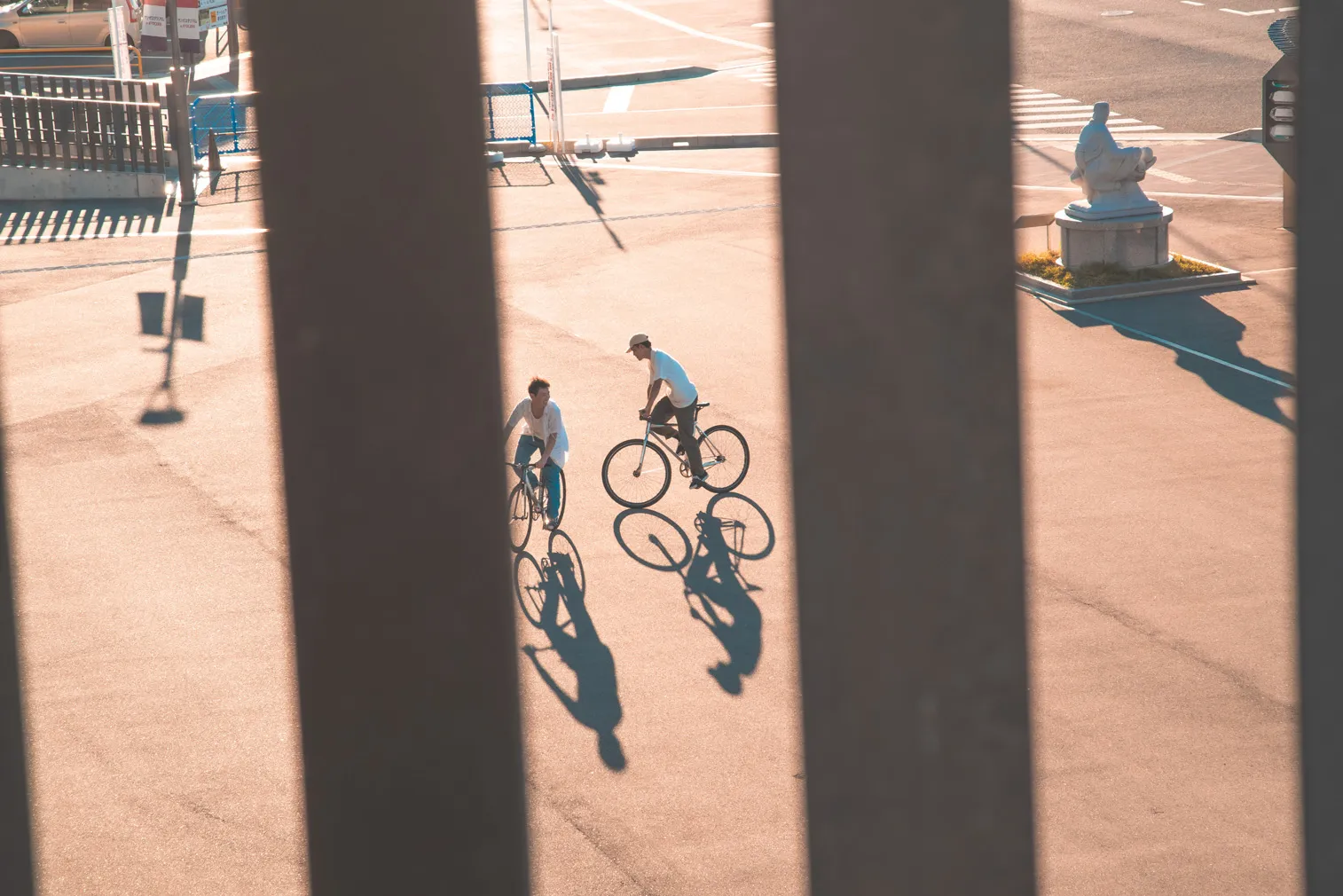 自転車競技や祭りなど、人の動きがある場面を写した写真