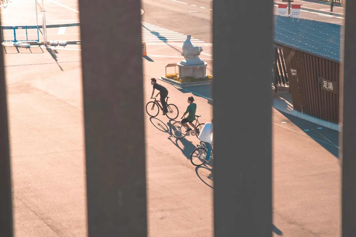 自転車競技や祭りなど、人の動きがある場面を写した写真