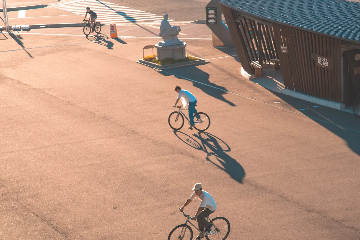 自転車競技や祭りなど、人の動きがある場面を写した写真