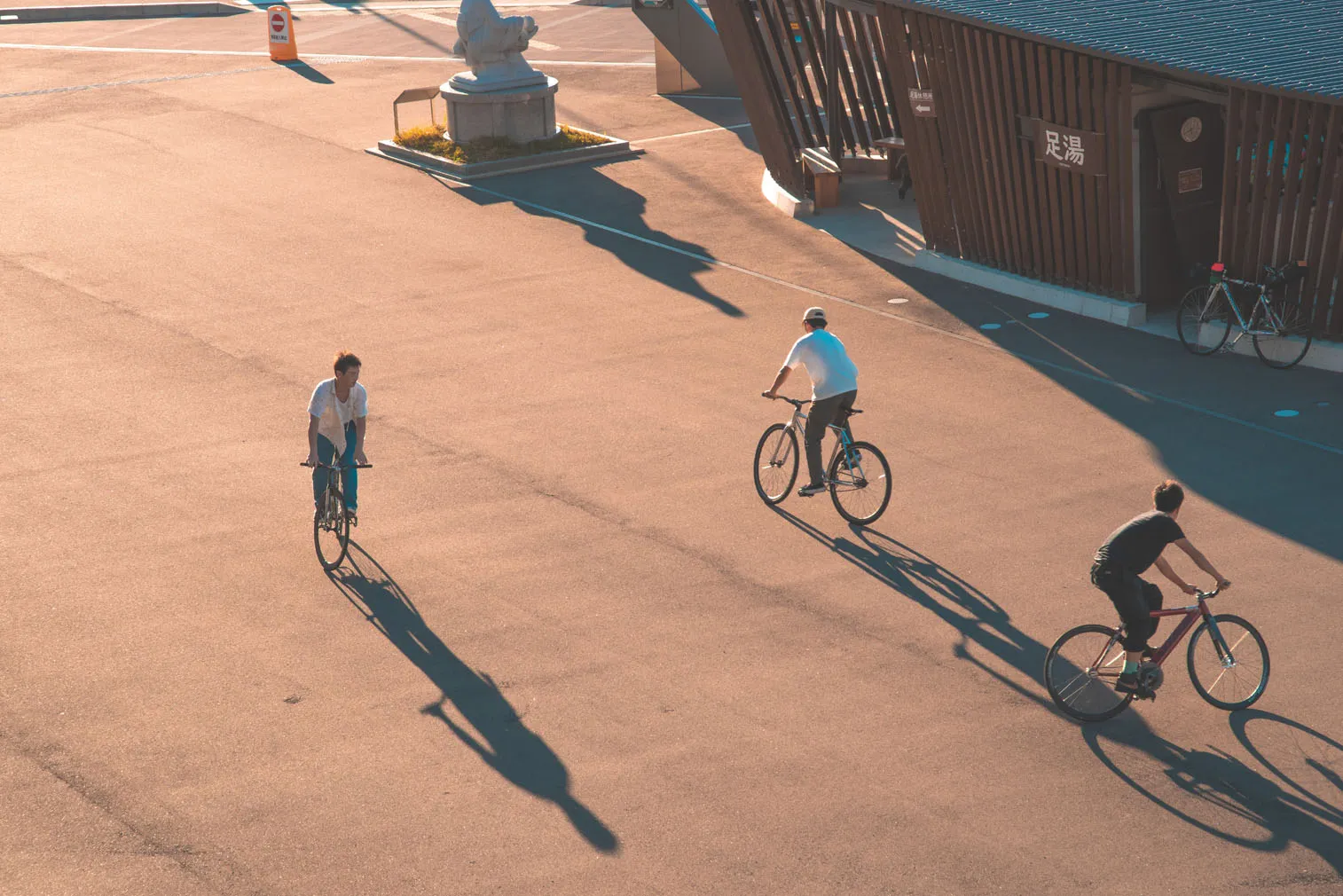 自転車競技や祭りなど、人の動きがある場面を写した写真