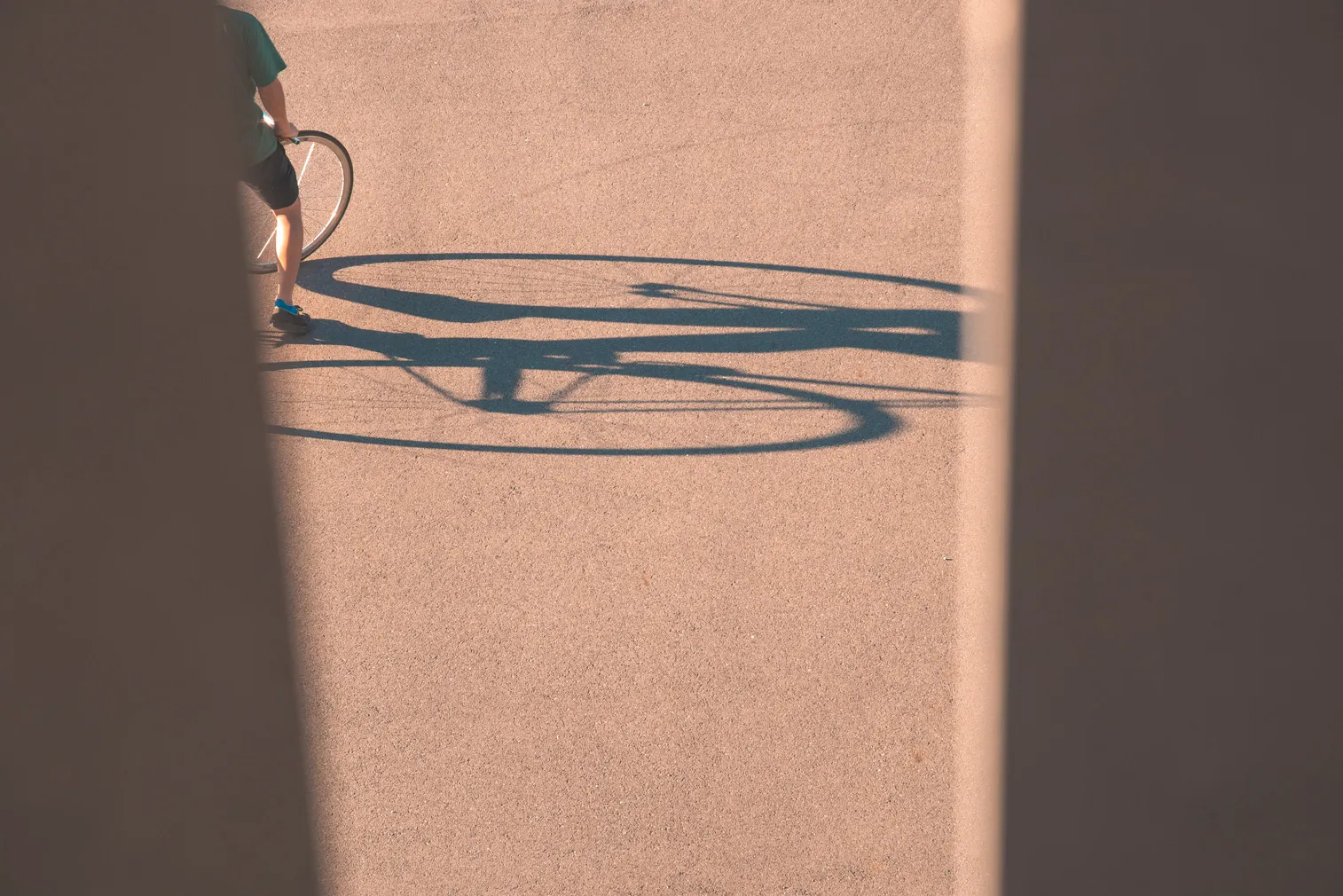 自転車競技や祭りなど、人の動きがある場面を写した写真