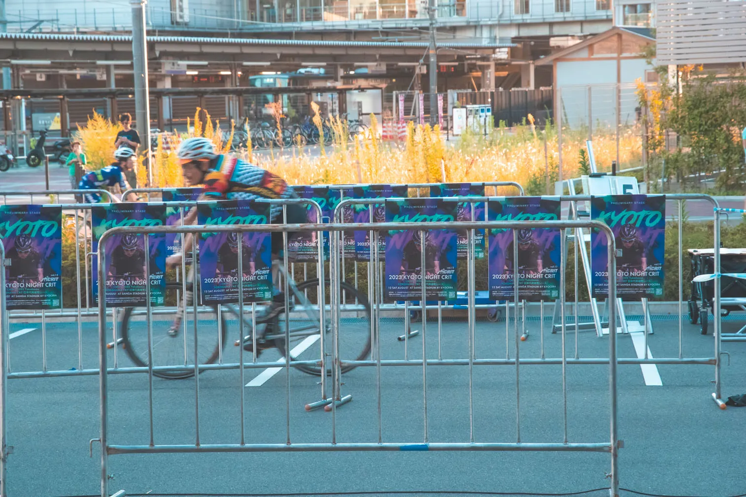 自転車競技や祭りなど、人の動きがある場面を写した写真