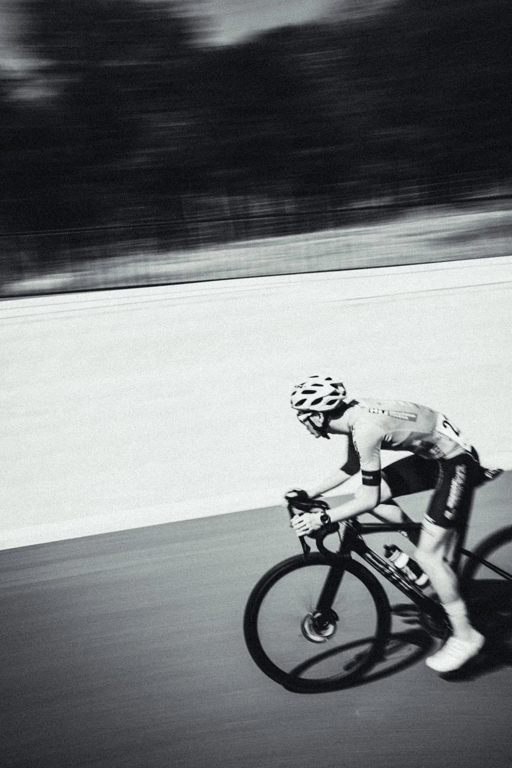 自転車競技や祭りなど、人の動きがある場面を写した写真