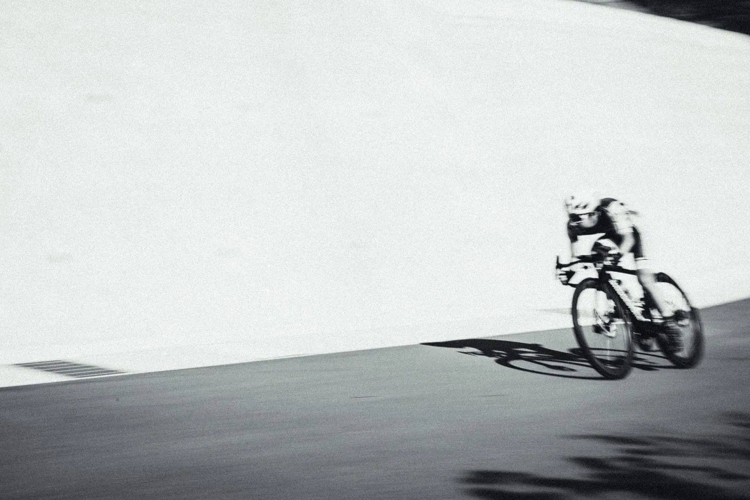 自転車競技や祭りなど、人の動きがある場面を写した写真