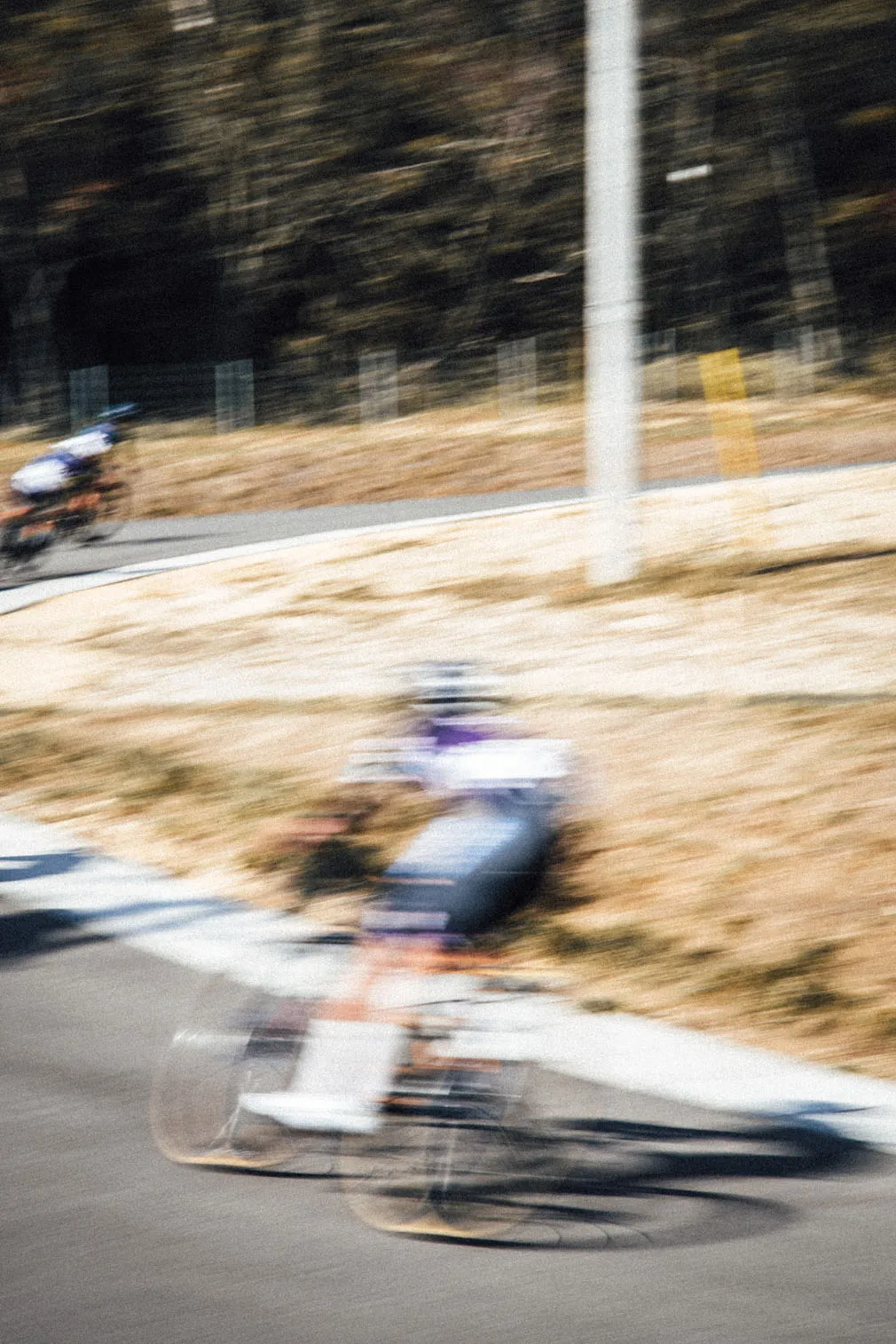 自転車競技や祭りなど、人の動きがある場面を写した写真