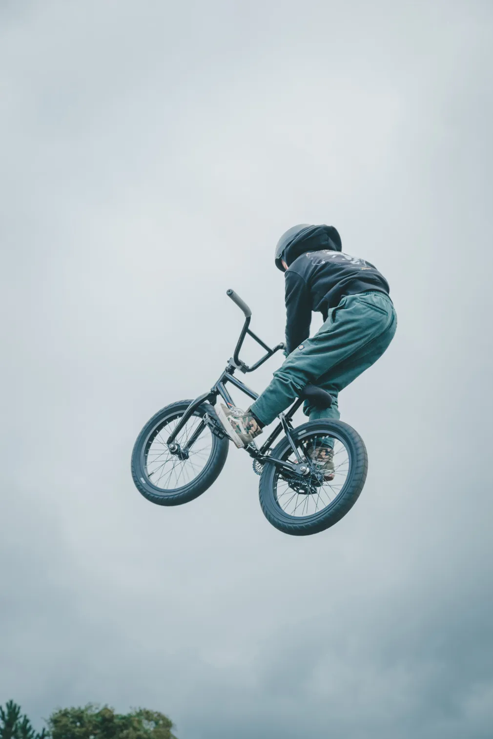 自転車競技や祭りなど、人の動きがある場面を写した写真