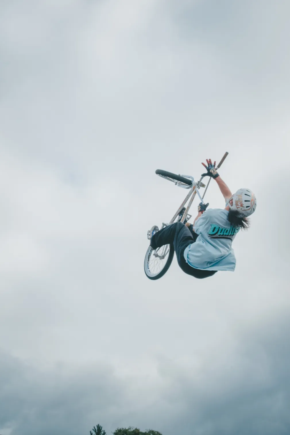 自転車競技や祭りなど、人の動きがある場面を写した写真