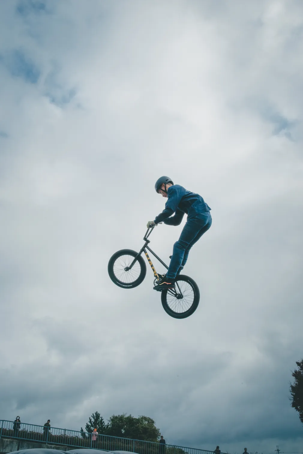 自転車競技や祭りなど、人の動きがある場面を写した写真