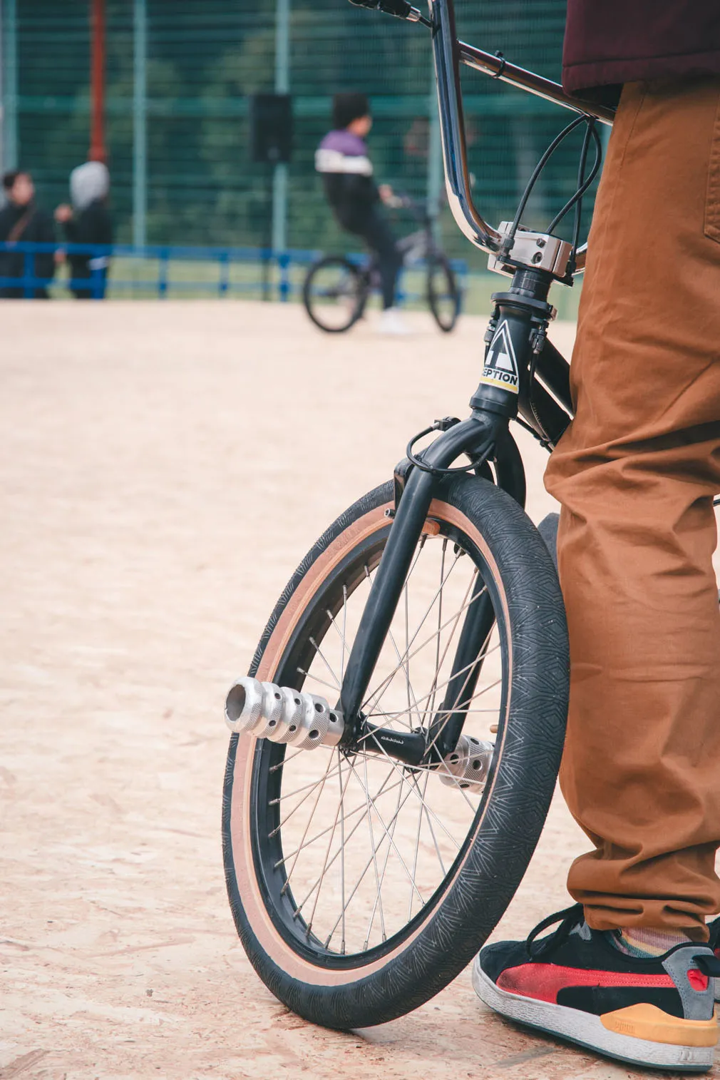 自転車競技や祭りなど、人の動きがある場面を写した写真