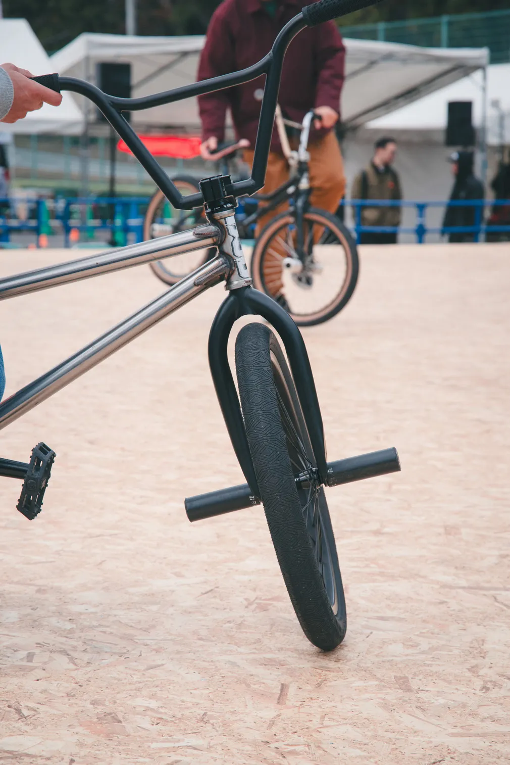 自転車競技や祭りなど、人の動きがある場面を写した写真