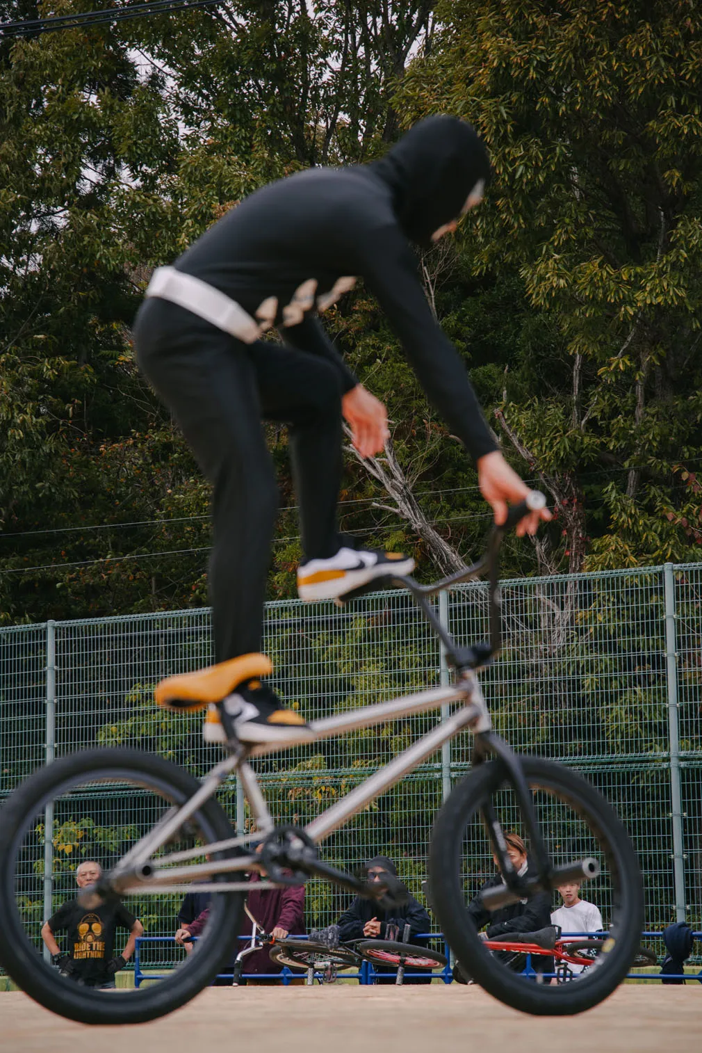 自転車競技や祭りなど、人の動きがある場面を写した写真