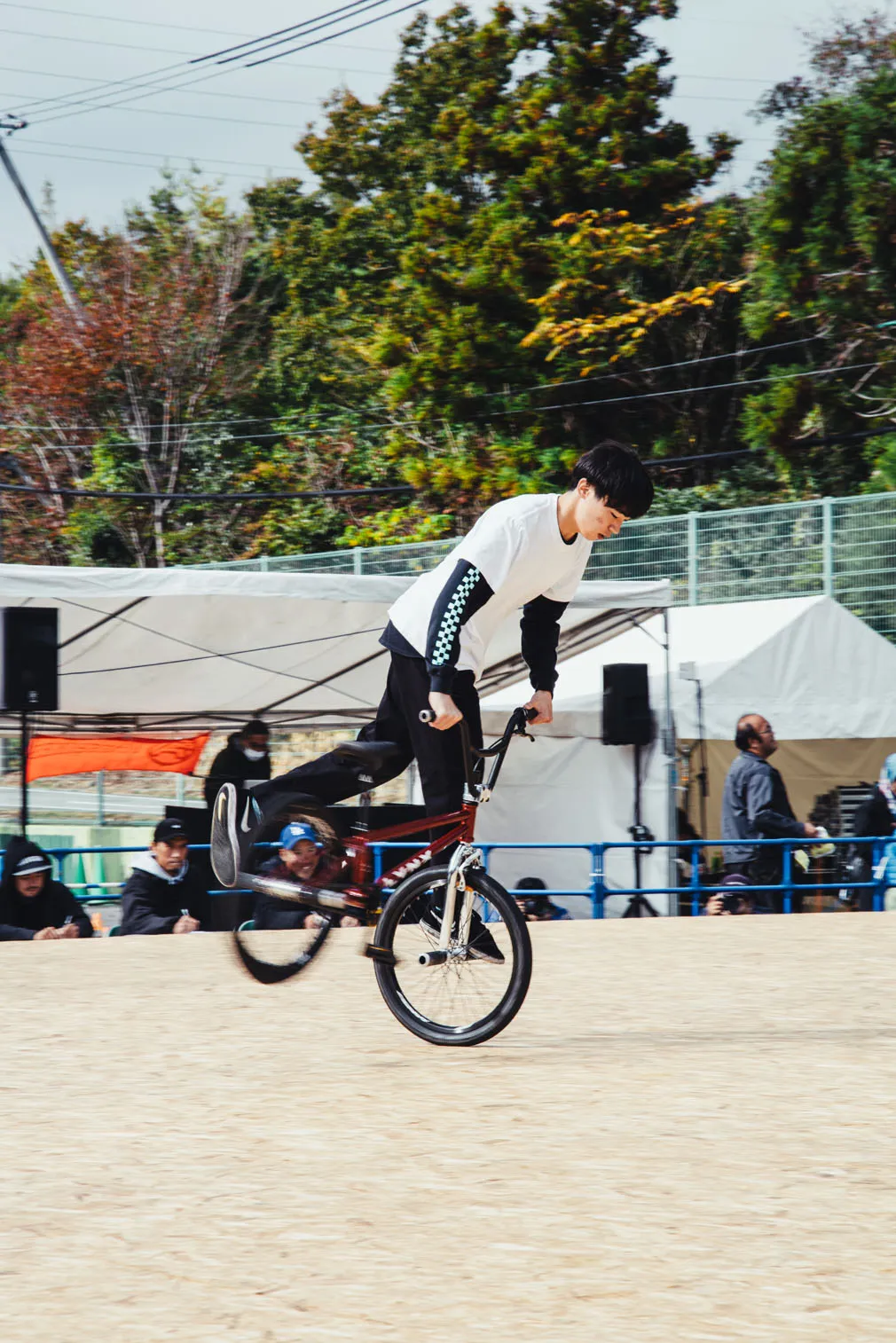自転車競技や祭りなど、人の動きがある場面を写した写真