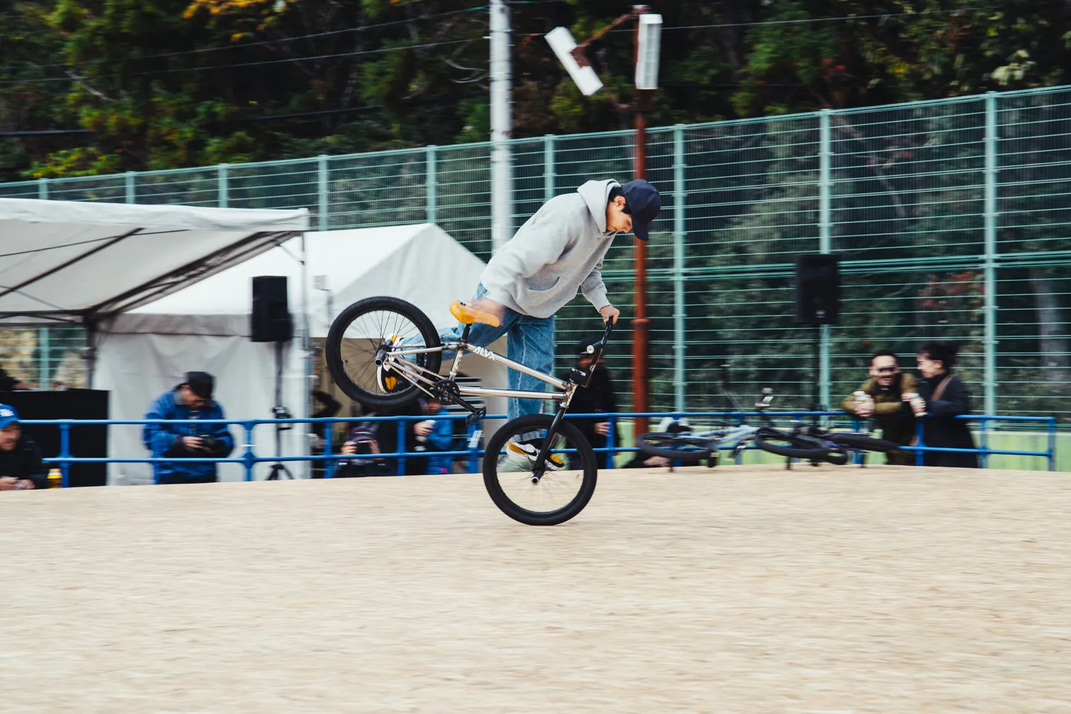 自転車競技や祭りなど、人の動きがある場面を写した写真