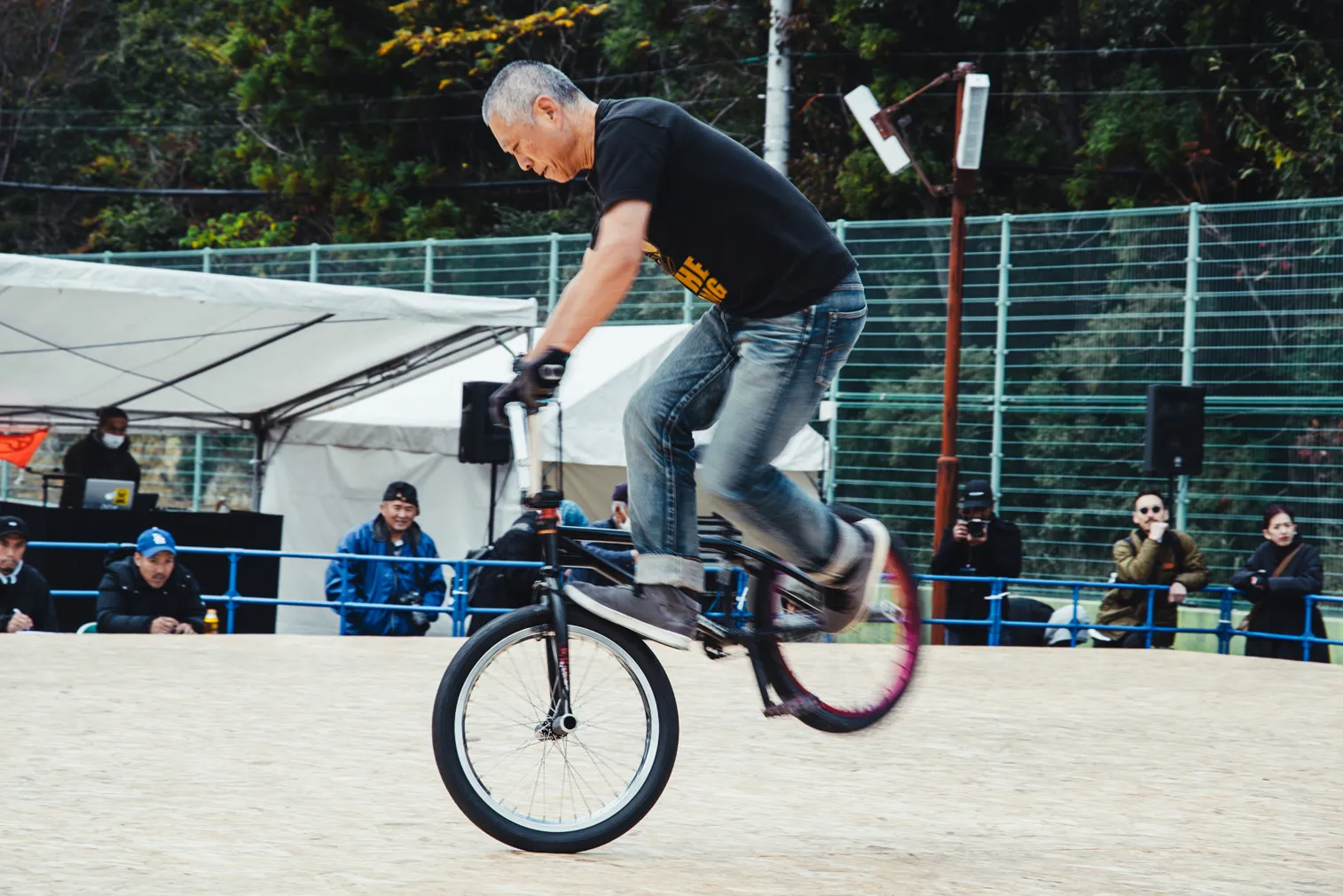自転車競技や祭りなど、人の動きがある場面を写した写真