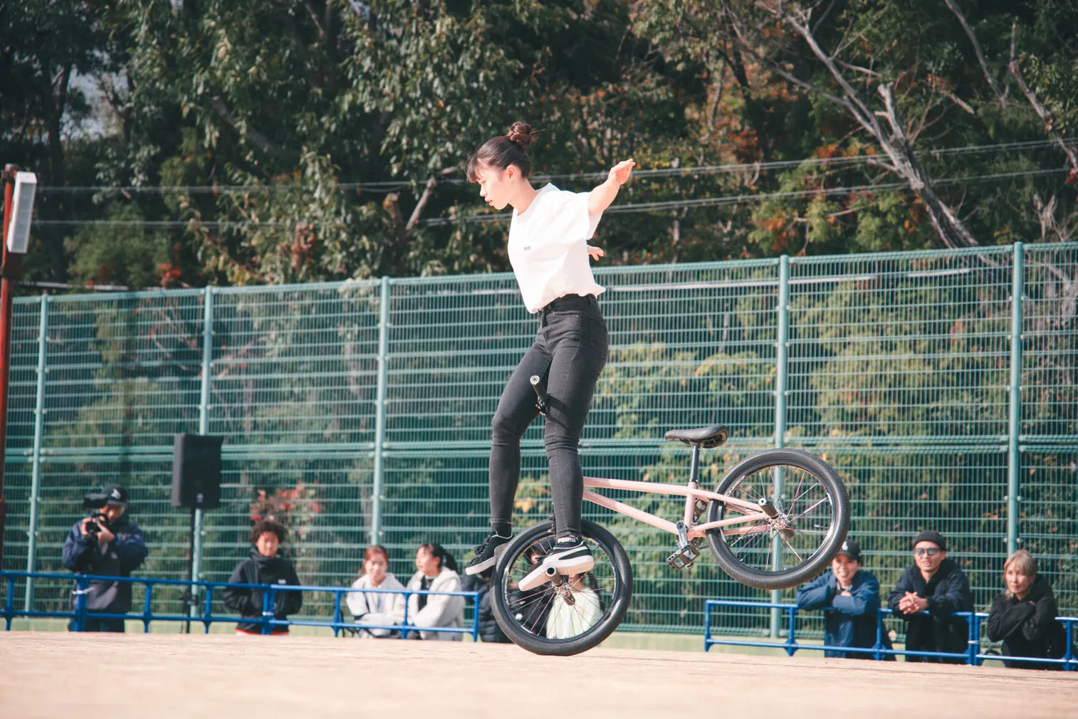 自転車競技や祭りなど、人の動きがある場面を写した写真